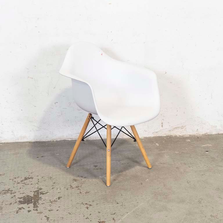 Lote anterior: Sillón de PVC con base de madera tipo EAMES - Buen estado