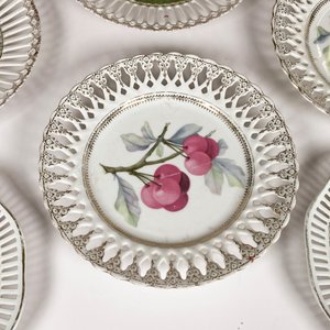 Ocho Platos de Porcelana con Bordes Calados y Decoración de Frutas y Aves - imagen 3