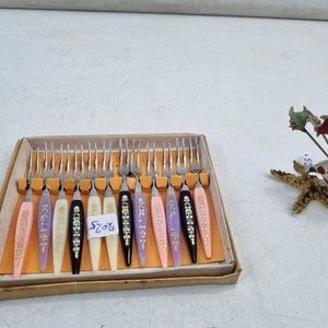 Juego Vintage de 12 Tenedores para Postre con Mangos Grabados y Soporte de Brochetas Decorativo - imagen 2
