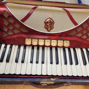 Acordeón Hohner Rojo con Caja Original y Correa - imagen 2