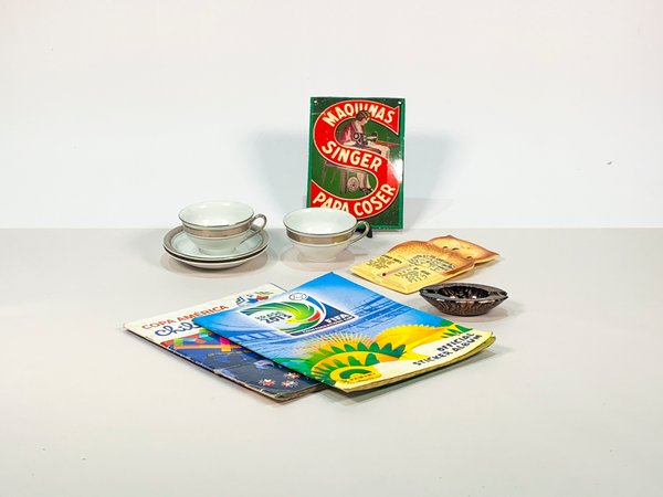Lote siguiente: Colección de artículos vintage con signos de Singer y termómetros