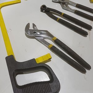 Juego de Herramientas: Llave Cruz, Pinzas y Arcos de Sierra - imagen 3