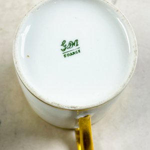 Conjunto de Porcelana Francesa Blanca con Guarda Dorada: Pocillos, Platillos, Azucarero y Lechera - imagen 5