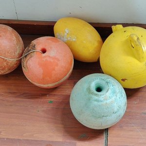 Lote de 5 Boyas de Pesca Usadas, Varios Colores y Formas - imagen 2