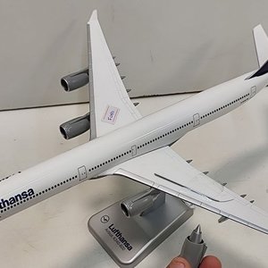 Maqueta Airbus A340-600 Lufthansa Herpa Escala 1/200 con Base - imagen 7