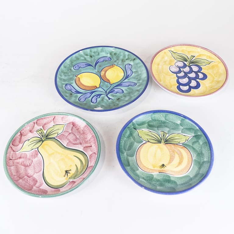 Lote siguiente: 4 Platos de cerámica decorados  - Medidas: 25 y 21cm 