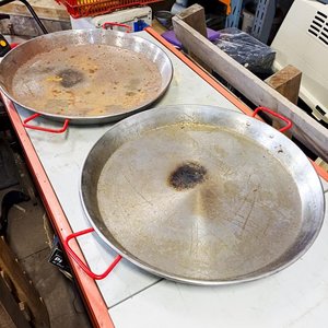 2 Paelleras de 50 cm con Asas Rojas - imagen 1