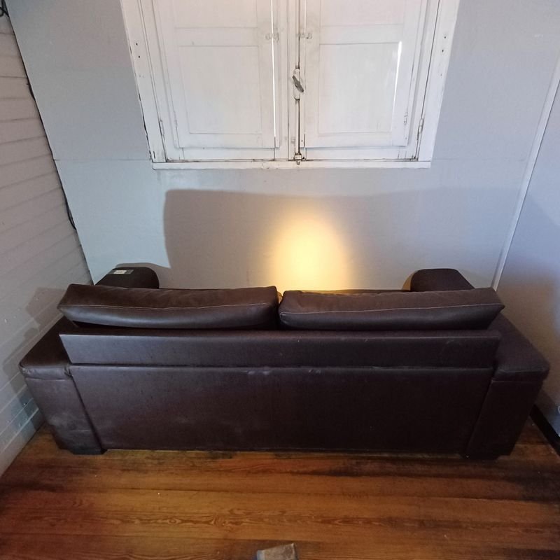 Sillón de 3 cuerpos en cuerina. Medidas: 2,08m x 86cm x 87cm de alto. - imagen 4