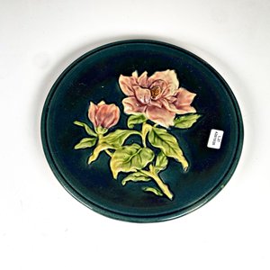 Lote siguiente: Plato Decorativo de Mayólica con Diseño Floral