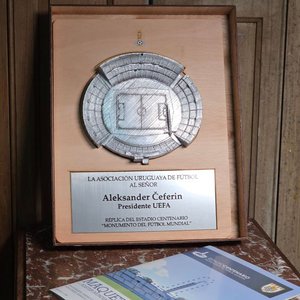 Réplica Estadio Centenario Obsequio AUF a Presidente UEFA Aleksander Ceferin en Caja Madera - imagen 3