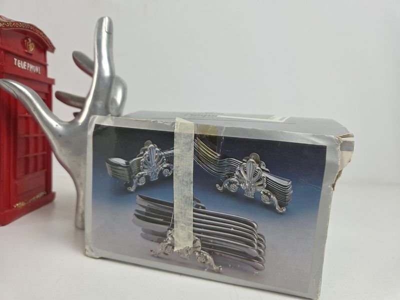 Soportes para cubiertos, alcancía inglesa y vitrina - imagen 2