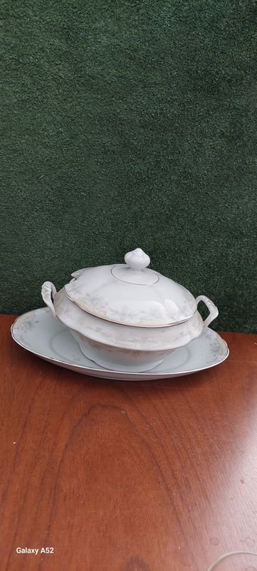 Lote siguiente: Servicio de mesa en porcelana y metal