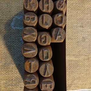 Juego de 22 Punzones de Hierro con Letras y Números - imagen 2