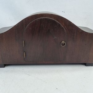 Antiguo Reloj de Sobremesa Junghans con Caja de Madera Curva y Maquinaria a la Vista - imagen 4