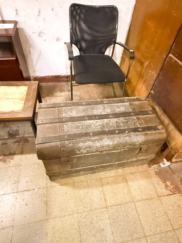 Baúl Antiguo de Metal y Madera