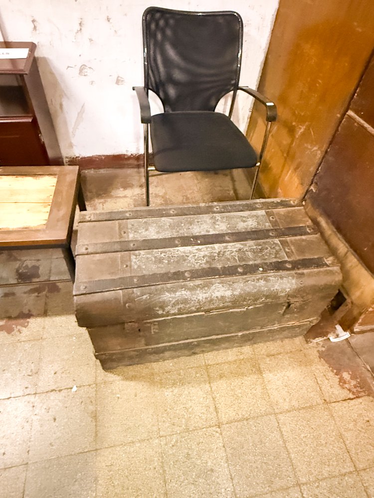 Baúl Antiguo de Metal y Madera