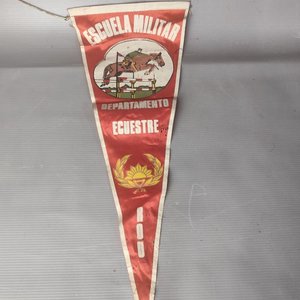 Lote siguiente: Banderín Escuela Militar Departamento Ecuestre Uruguay Tela Roja y Blanca
