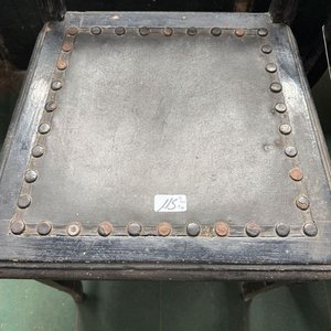 Juego de 2 Sillas de Roble con Tapa de Cuero y Tachas - imagen 1
