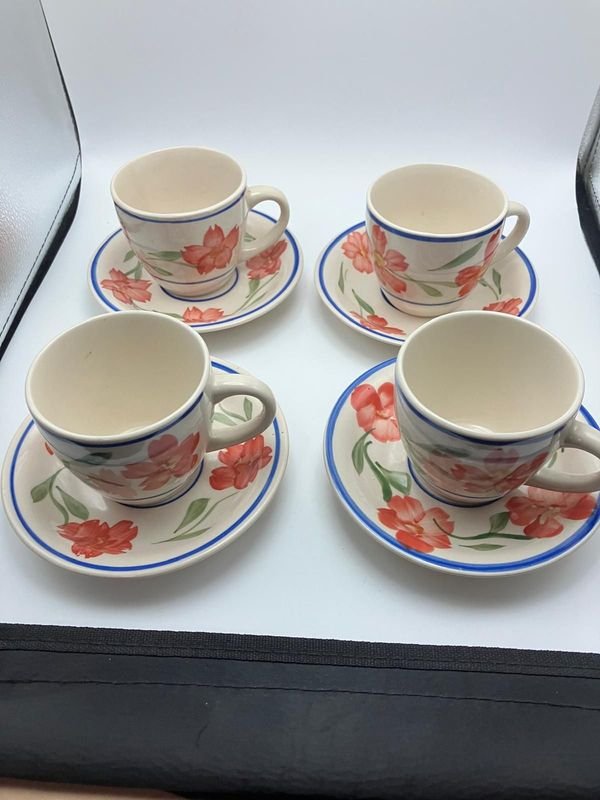 Juego de 4 Tazas de Té con Platos de Cerámica Artesanal con Flores Pintadas a Mano