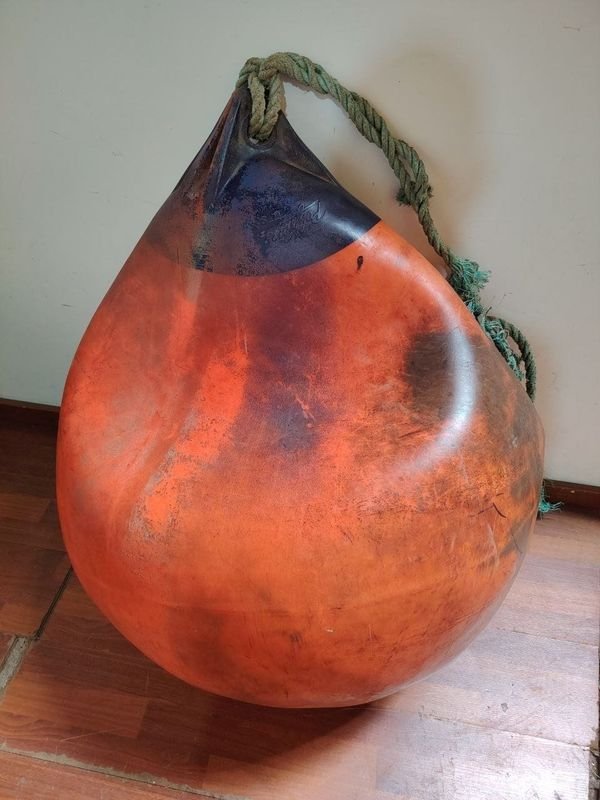 Boya Náutica Grande Naranja y Azul Oscuro con Inscripción 'VD 16' (120x80 cm)