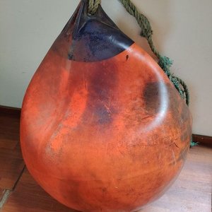 Lote siguiente: Boya Náutica Grande Naranja y Azul Oscuro con Inscripción 'VD 16' (120x80 cm)