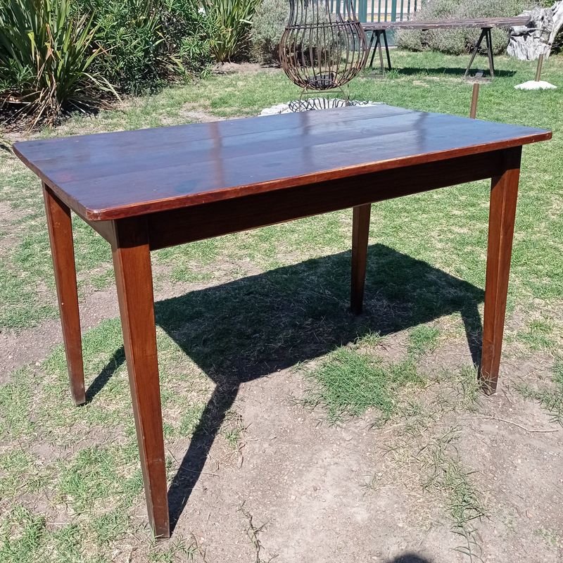 Mesa de madera antigua con superficie grande - imagen 4