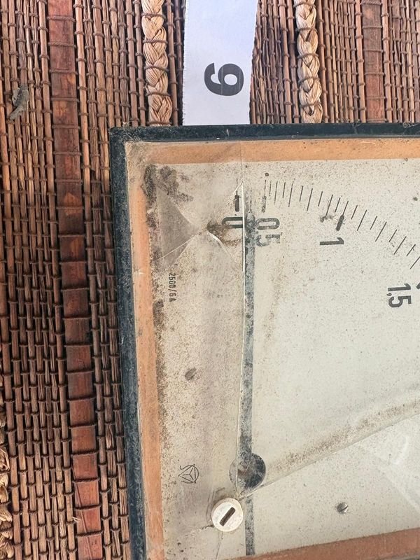 Amperímetro de Panel Analógico Antiguo - imagen 1