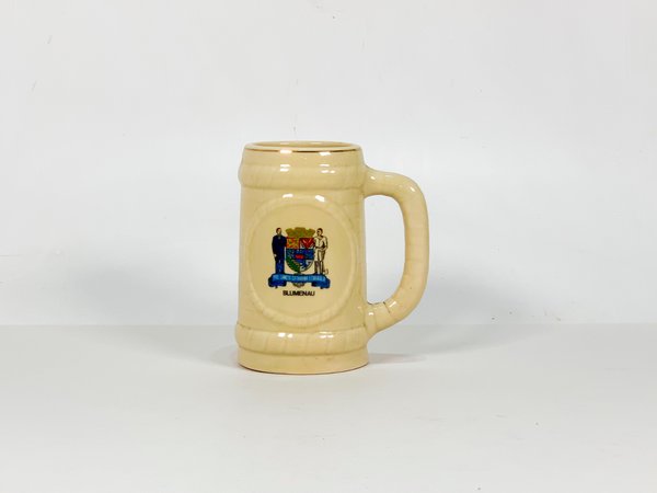 Lote anterior: Jarra cervecera de cerámica decorada con personajes y escudos