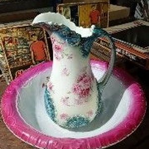Lote siguiente: Juego de Palangana y Jarra de Losa con Flores Rosadas