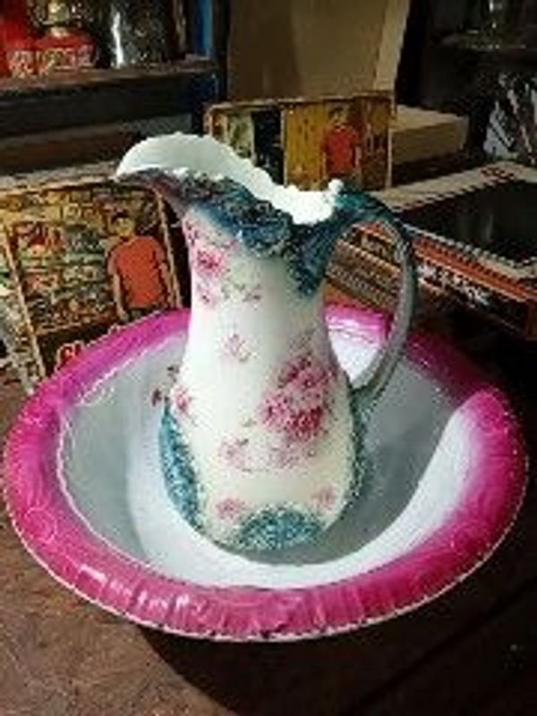 Juego de Palangana y Jarra de Losa con Flores Rosadas
