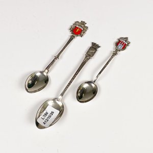 Tres Cucharitas de Plata Inglesa con Esmalte y Escudos de Ciudades - imagen 1