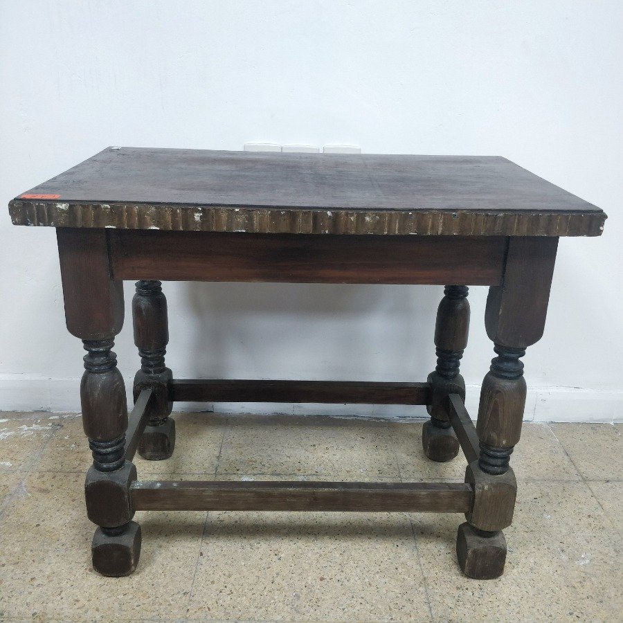 Mesa de sala en madera con patas torneadas y contorno de tapa trabajado en relieves
