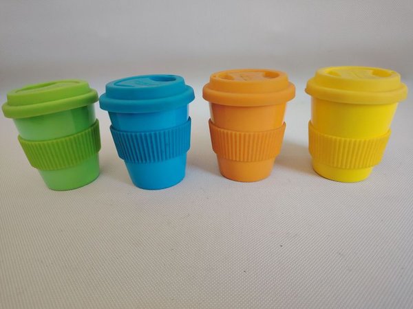 Juguetes para niños: Conjunto de cuatro vasos de cerámica con tapas de silicona - imagen 2