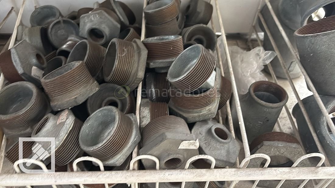 Lote de Conectores y Codos de Metal para Tuberías