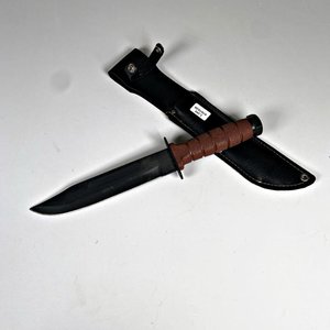 Lote siguiente: Cuchillo de Supervivencia con Hoja Negra de 18 cm y Vaina