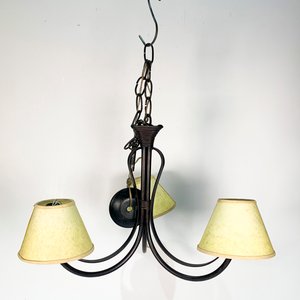 Lote siguiente: Araña de Metal Negra con Pantallas Blancas - 3 Luces