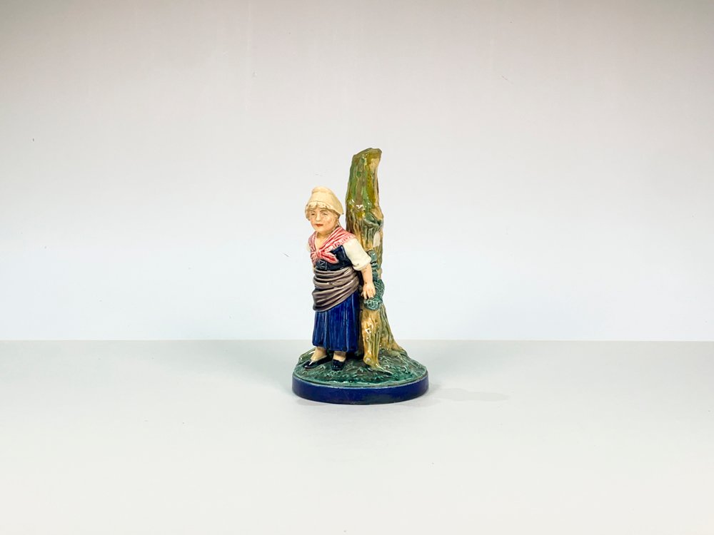 Lote anterior: Figura mayólica de dama recostada en árbol