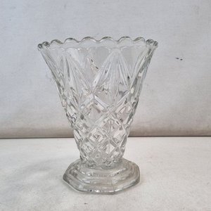 Lote anterior: L 070 - Atractivo jarrón de cristal con delicados tallados ornamentales y borde ondulado (19 cm de altura)