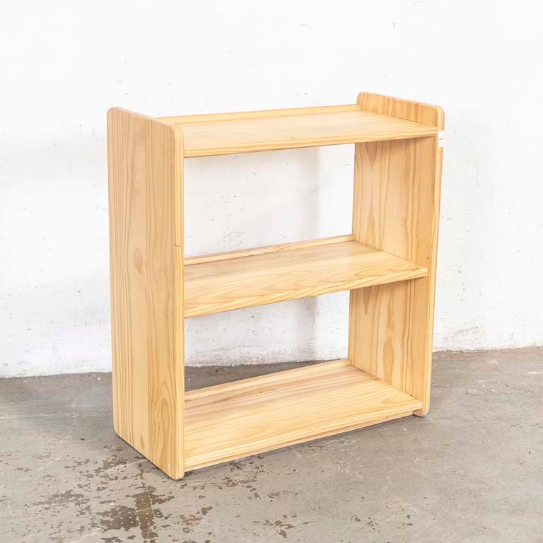 Lote siguiente: Estante de tres niveles en madera con detalles y lustre