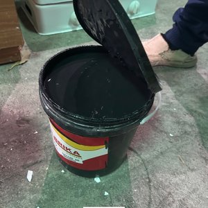 Dos Tarros de Pintura: Uno Grande a Mitad y Uno Negro Lleno - imagen 5