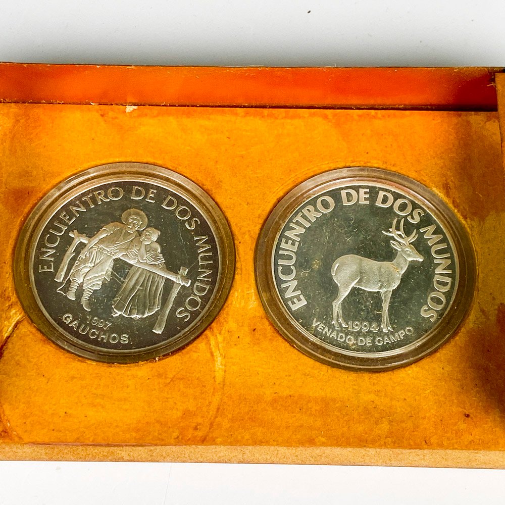 Monedas de plata con ciervos y texto en español - imagen 2