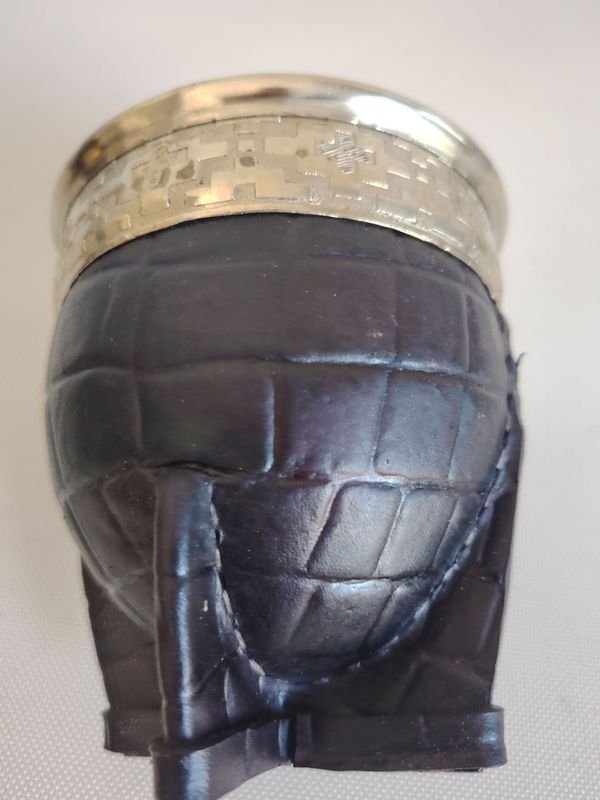 Mate imperial de calabaza paraforrado en cuero con virola y fleje plateado - imagen 3