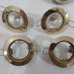 Lote de Iluminación: Focos Solares y Soportes para Dicroicas - imagen 3