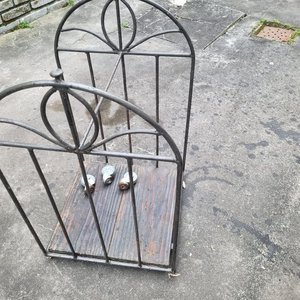 Leñero de Hierro con Base de Madera y Ruedas - imagen 2