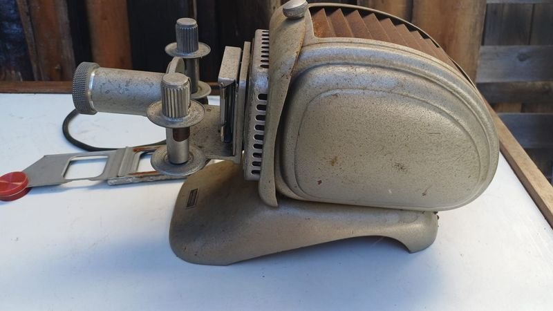Proyector antiguo de diapositivas a la vista - imagen 3