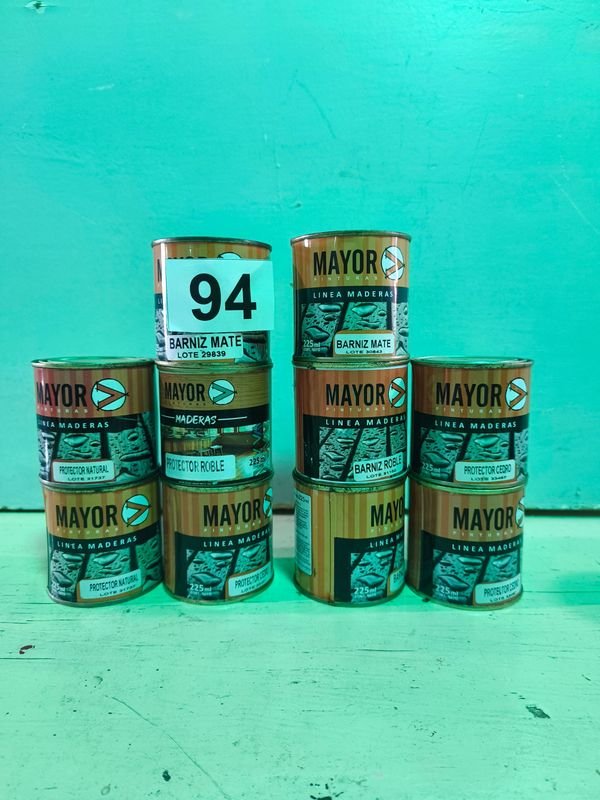 Lote siguiente: Latas de barniz mate y protectores en buen estado