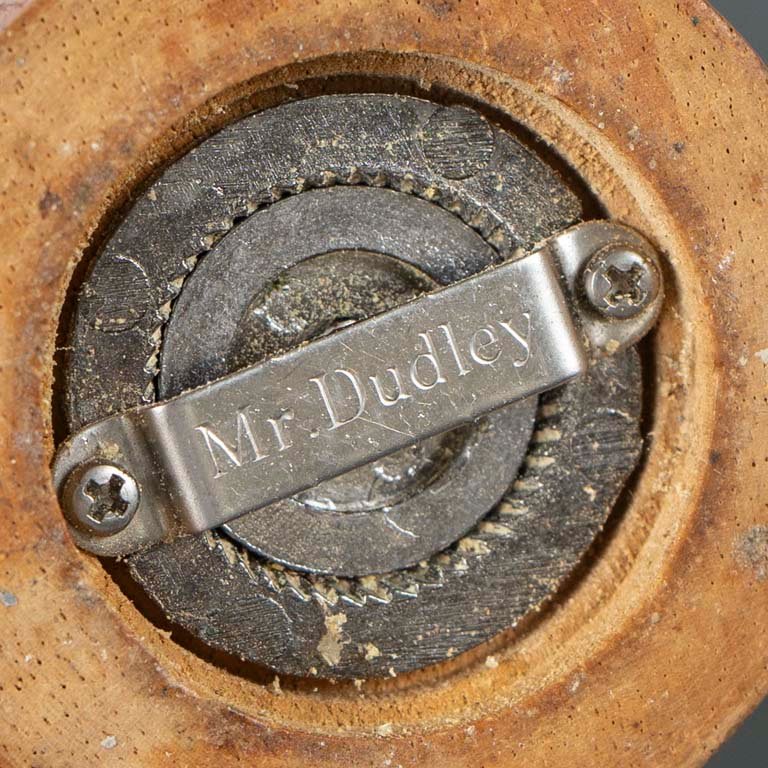 Molinillos de pimienta Mr. Dudley - Dos molinillos de madera con tapas y manijas de plata - imagen 2