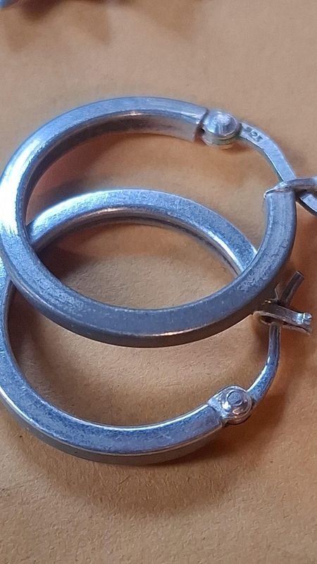 Lote anterior: Anillos y caravanas de plata en excelente condición