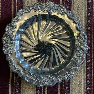 Lote de 4 Portavasos Metálicos Ornamentales y 4 Bandejas Plásticas Cuadradas - imagen 4