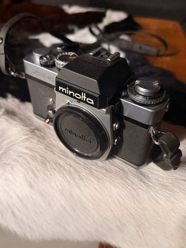 Lote siguiente: Cámara de fotos Minolta con rollos de película